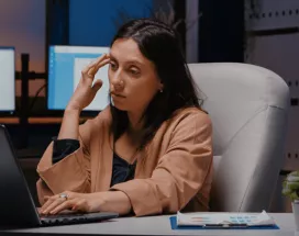 Mujer aburrida en la oficina