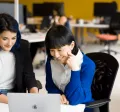 Dos mujeres revisando su computadora en la oficina